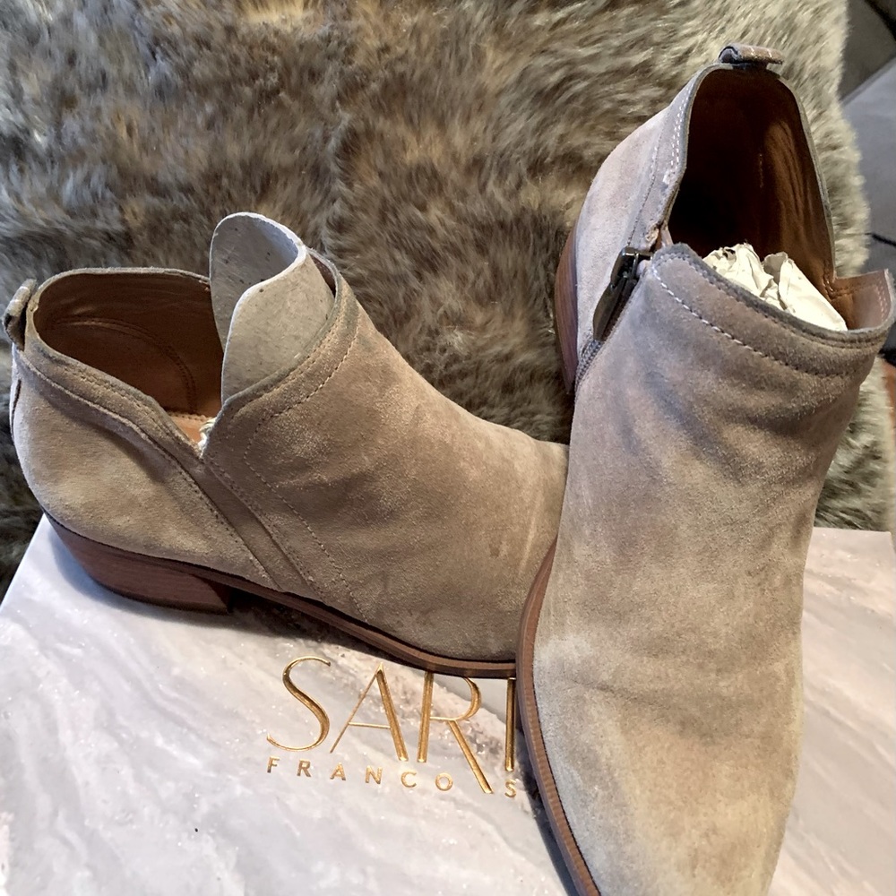 Woman’s ankle booties